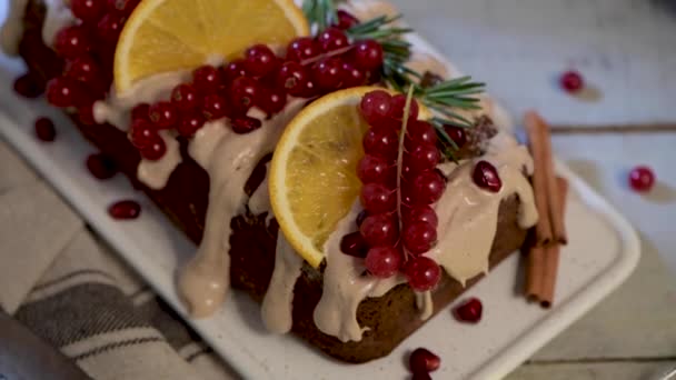 在冬季的室内场景中 圣诞之家在窗边做了一个肉桂蛋糕 上面有水果和速冻饼干奶油 — 图库视频影像
