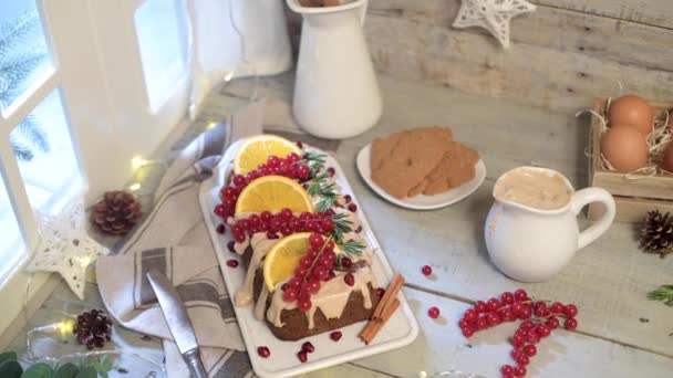 Natal Caseiro Feito Bolo Canela Com Frutas Biscoitos Spekulatius Creme — Vídeo de Stock