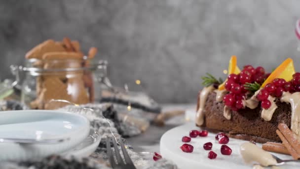 圣诞之家在厨房台面上做了肉桂蛋糕 上面有水果和速食饼干奶油 — 图库视频影像