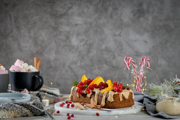 Weihnachten Selbst Gebackener Zimtkuchen Mit Früchten Und Spekulatius Plätzchen Creme — Stockfoto