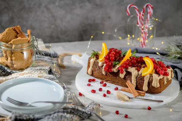 Kerst Zelfgemaakte Kaneel Taart Met Fruit Spekulatius Koekjes Room Een — Stockfoto