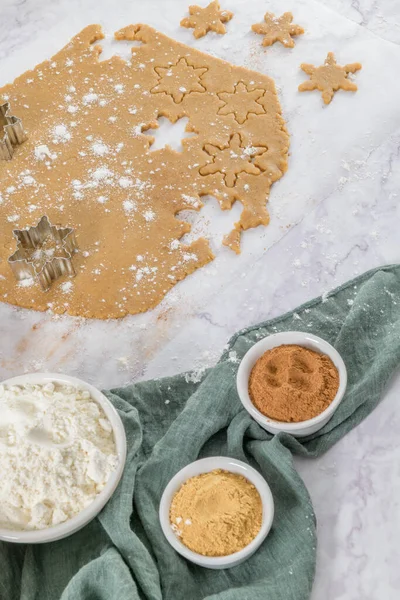 Roher Teig Für Weihnachtsplätzchen Und Ausstecher Auf Marmor Stein Küchenarbeitsplatte — Stockfoto