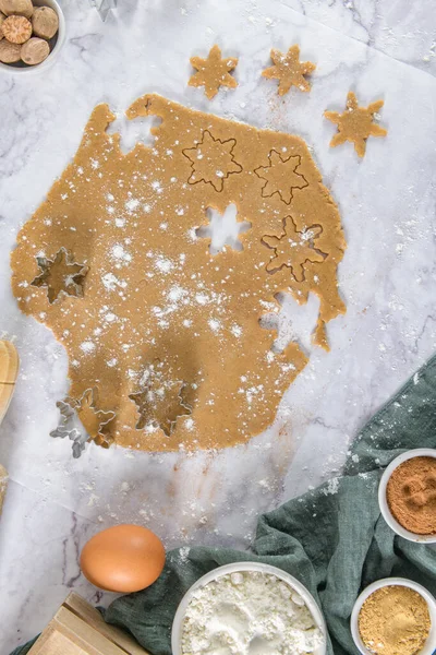 Roher Teig Für Weihnachtsplätzchen Und Ausstecher Auf Marmor Stein Küchenarbeitsplatte — Stockfoto