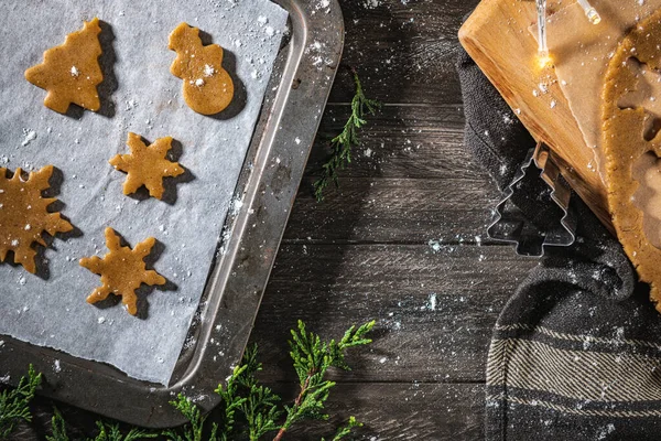 Roher Teig Für Weihnachtsplätzchen Und Ausstecher Auf Dunkler Holzarbeitsplatte — Stockfoto