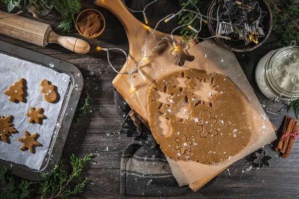 Masa Cruda Para Galletas Navidad Cortadores Galletas Encimera Cocina Oscura —  Fotos de Stock