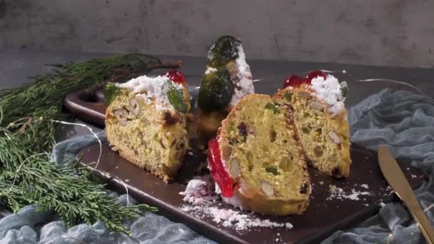 Bolo Rei King Cake クリスマスのために作られました キッチンカウンター上のCarnavaleまたはMardi Gras — ストック動画