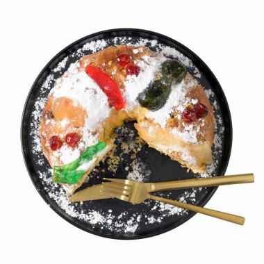 Bolo do Rei ya da King 's Dilimlenmiş Pastası, Noel, Karnaval ya da Mardi Gras' nın siyah seramik tabakta üst görüntüsü..