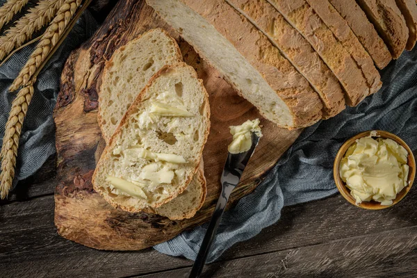 Butterscheibe Frisch Gebackenes Weizenbrot Mit Einem Buttermesser Auf Einem Rustikalen — Stockfoto