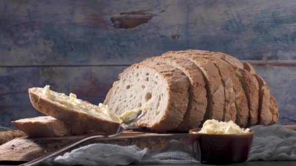 Масляний Шматочок Свіжоспеченого Пшеничного Хліба Маслом Сільській Дошці — стокове відео