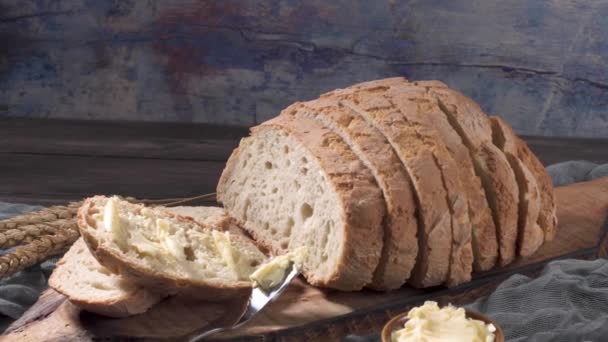 Rebanada Con Mantequilla Pan Trigo Recién Horneado Con Cuchillo Mantequilla — Vídeos de Stock