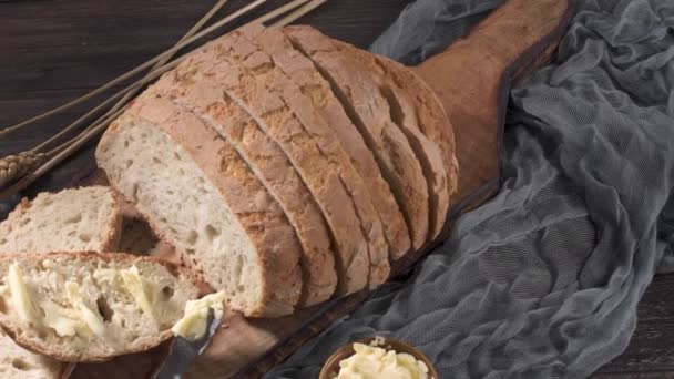Масляний Шматочок Свіжоспеченого Пшеничного Хліба Маслом Сільській Дошці — стокове відео