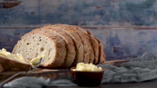 Rebanada Con Mantequilla Pan Trigo Recién Horneado Con Cuchillo Mantequilla — Vídeos de Stock