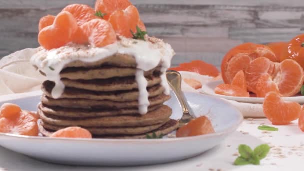 Pancake Dengan Yogurt Dan Jeruk Keprok Atas Meja Dapur Modern — Stok Video