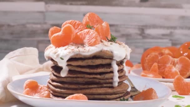 Yulaf Kekik Nane Yapraklarıyla Modern Mutfak Tezgahında Yoğurt Mandalinalı Krep — Stok video
