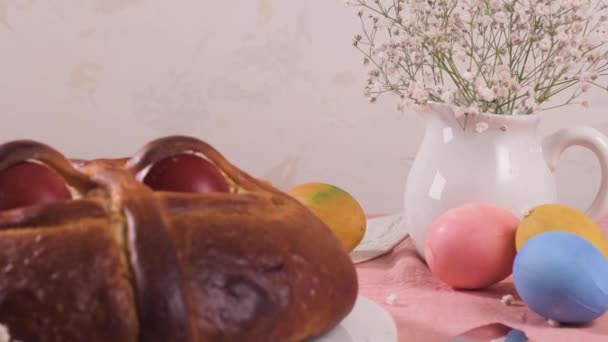 Folar Páscoa Com Ovos Mesa Toalha Mesa Rosa — Vídeo de Stock