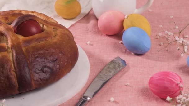 Masanın Üstünde Yumurta Pembe Masa Örtüsü Olan Paskalya Folar — Stok video
