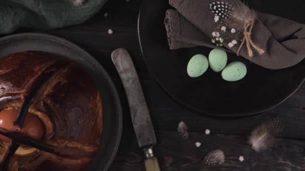 Folar Pascua Con Huevo Sobre Mesa Madera — Vídeos de Stock