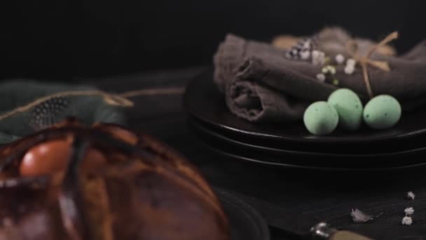 木製のテーブルの上に卵とイースターの葉柄 — ストック動画