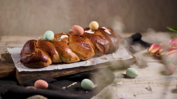 Bolo Páscoa Tradicional Português Folar Com Ovos Mesa Páscoa Flor — Vídeo de Stock