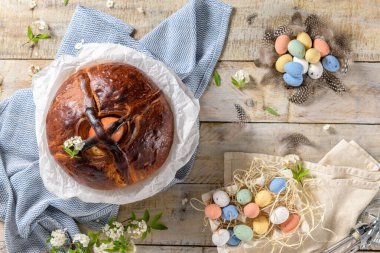 Portekiz geleneksel paskalya pastası. Paskalya masasında yumurtalı folar. Renkli boyalı yumurtalar.