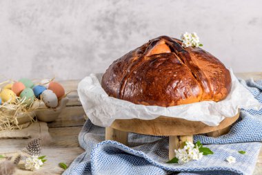 Portekiz geleneksel paskalya pastası. Paskalya masasında yumurtalı folar. Renkli boyalı yumurtalar.