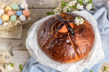 Portekiz geleneksel paskalya pastası. Paskalya masasında yumurtalı folar. Renkli boyalı yumurtalar.