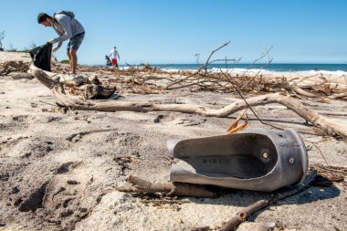 OVAR, PORTUGAL - CIRCA APRIL 2021: Portekizli gönüllü grup Ovar, Portekiz 'deki Furadouro plajından plastik atıkları uzak tutuyor. Çevre kirliliği. Koruma, dostluk.