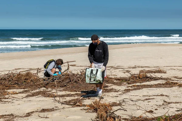 Voluntariado Manteniendo Los Desechos Plásticos Fuera Playa Furadouro Ovar Portugal —  Fotos de Stock