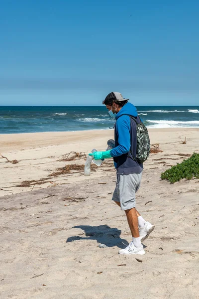 Volunteer Keeping Plastic Waste Out Furadouro Beach Ovar Portugal Environmental — Stockfoto