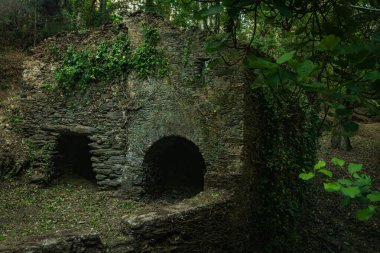 Maceda 'daki Stalisnau çeşmesinin parkındaki Lourido nehrinin yanındaki eski değirmenler- Ovar, Portekiz.