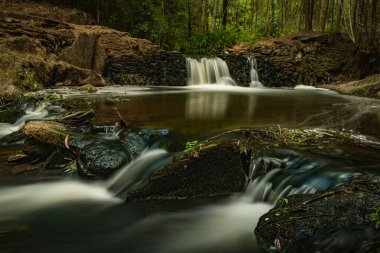 Lourido nehrinin şelalesi Maceda 'daki Stalisnau çeşmesinin parkında - Ovar, Portekiz.