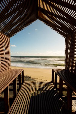 Esmoriz, Portekiz 'de deniz kenarındaki bir banktan rahatlatıcı manzara.