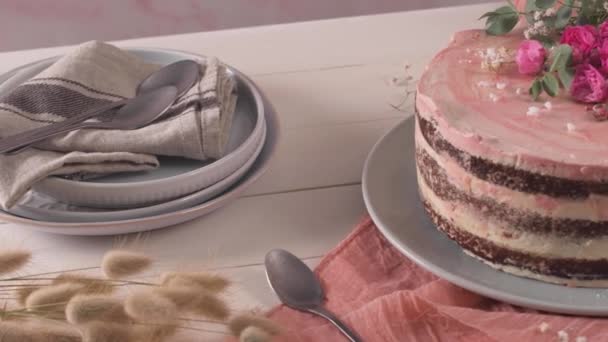 Ciasto Truskawkowe Truskawkowe Ciasto Biszkoptowe Świeżymi Truskawkami Śmietaną Różowym Tle — Wideo stockowe