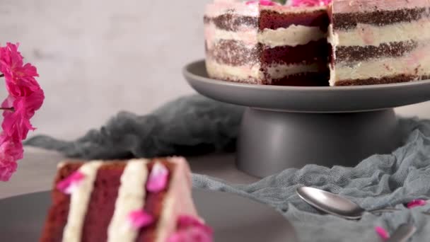 Kawałek Ciasta Truskawkowego Ciasto Truskawkowe Truskawkami Śmietaną Różowym Tle — Wideo stockowe