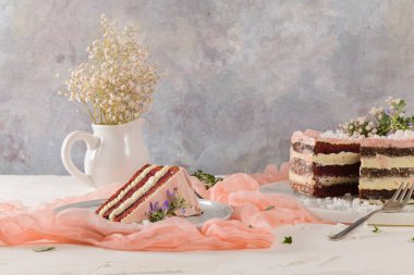 Bir dilim çilekli pasta, taze çilekli çilekli kek ve pembe arka planda ekşi krema..