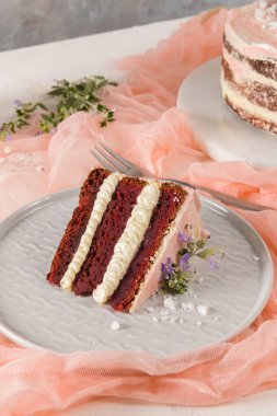 Bir dilim çilekli pasta, taze çilekli çilekli kek ve pembe arka planda ekşi krema..