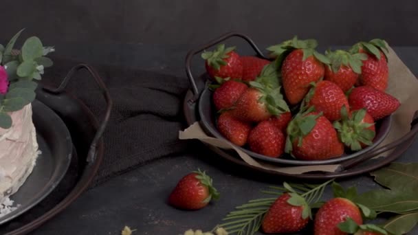 Aardbeientaart Aardbeientaart Met Verse Aardbeien Zure Room Een Donkere Achtergrond — Stockvideo