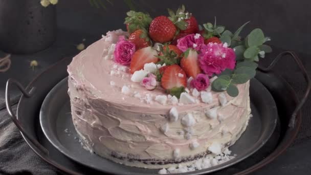 Ciasto Truskawkowe Truskawkowe Ciasto Biszkoptowe Świeżymi Truskawkami Śmietaną Ciemnym Tle — Wideo stockowe