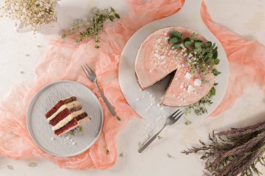 Bir dilim çilekli pasta, taze çilekli çilekli kek ve pembe arka planda ekşi krema..