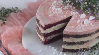 Bir dilim çilekli pasta, taze çilekli çilekli kek ve pembe arka planda ekşi krema..