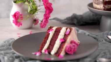 Bir dilim çilekli pasta, taze çilekli çilekli kek ve pembe arka planda ekşi krema..