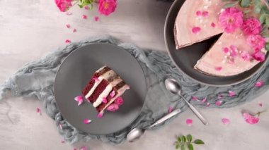 Bir dilim çilekli pasta, taze çilekli çilekli kek ve pembe arka planda ekşi krema..