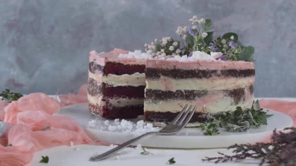 Шматочок Полуничного Торта Суничний Губний Торт Свіжою Полуницею Сметаною Рожевому — стокове відео
