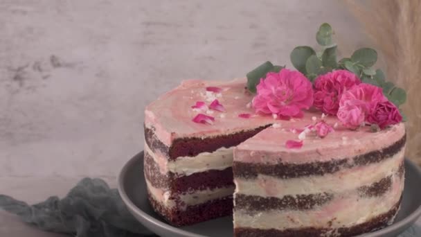 草莓蛋糕 草莓海绵蛋糕 新鲜草莓和粉红色背景的酸奶油片 — 图库视频影像