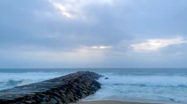 Portekiz, Furadouro sahilinde fırtına bulutları. 4k, UHD zaman ayarlı.