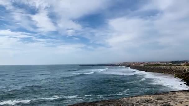 Хронология Волн Врезавшихся Скалы Кортегаке Овар Португалия — стоковое видео
