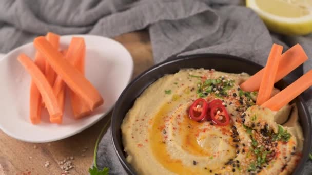 Delicioso Hummus Tazón Cerámica Composición Colorida Bocadillos Sobre Fondo Blanco — Vídeos de Stock