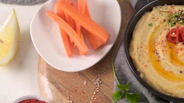 Köstlicher Hummus Keramikschüssel Bunte Snack Komposition Auf Weißem Hintergrund — Stockvideo