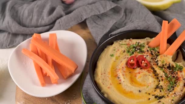 Hummus Delicioso Tigela Cerâmica Composição Refeição Leve Colorida Fundo Branco — Vídeo de Stock