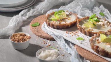 Hindistancevizi rendelenmiş vejetaryen turta ve fıstık. Citrus keki. Tarih, ceviz, badem ve fındık bazlı..